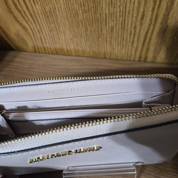 Michael Kors wallet - Picture 3 of 6